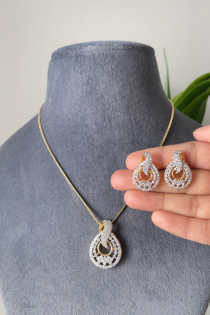 Aarvi Pendant Set
