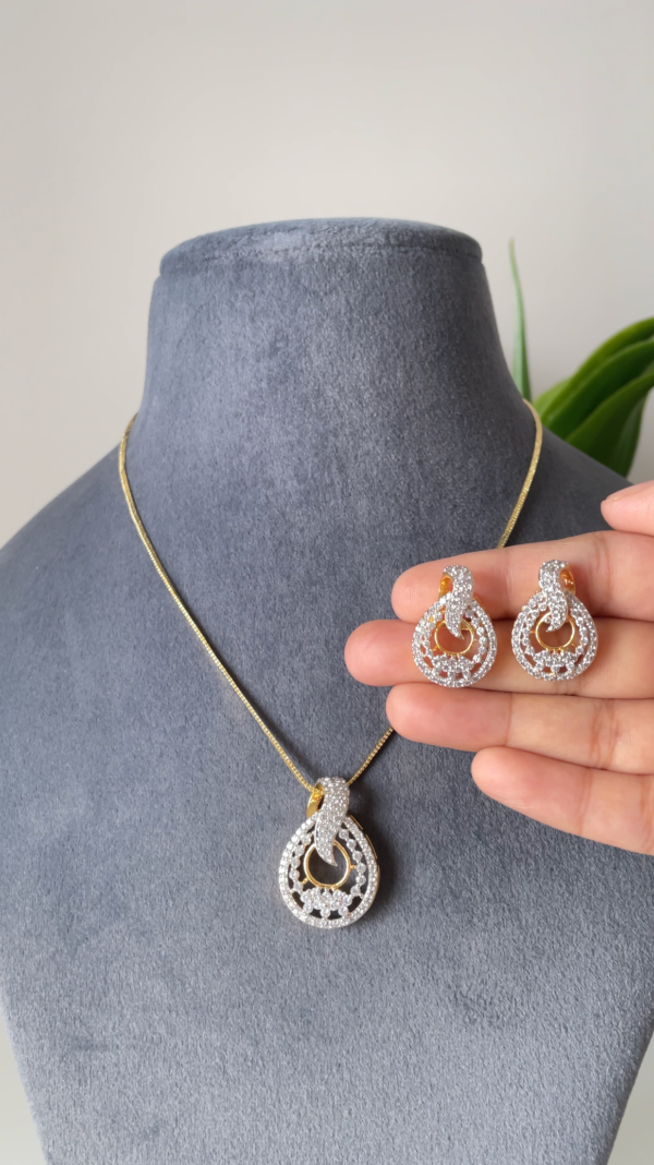 Aarvi Pendant Set