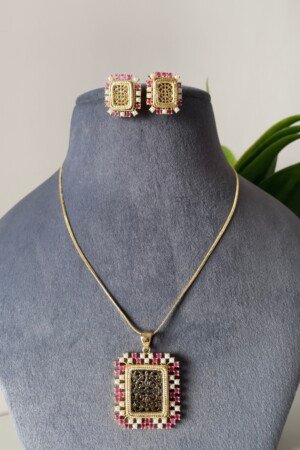 Reeva Thewa Pendant Set