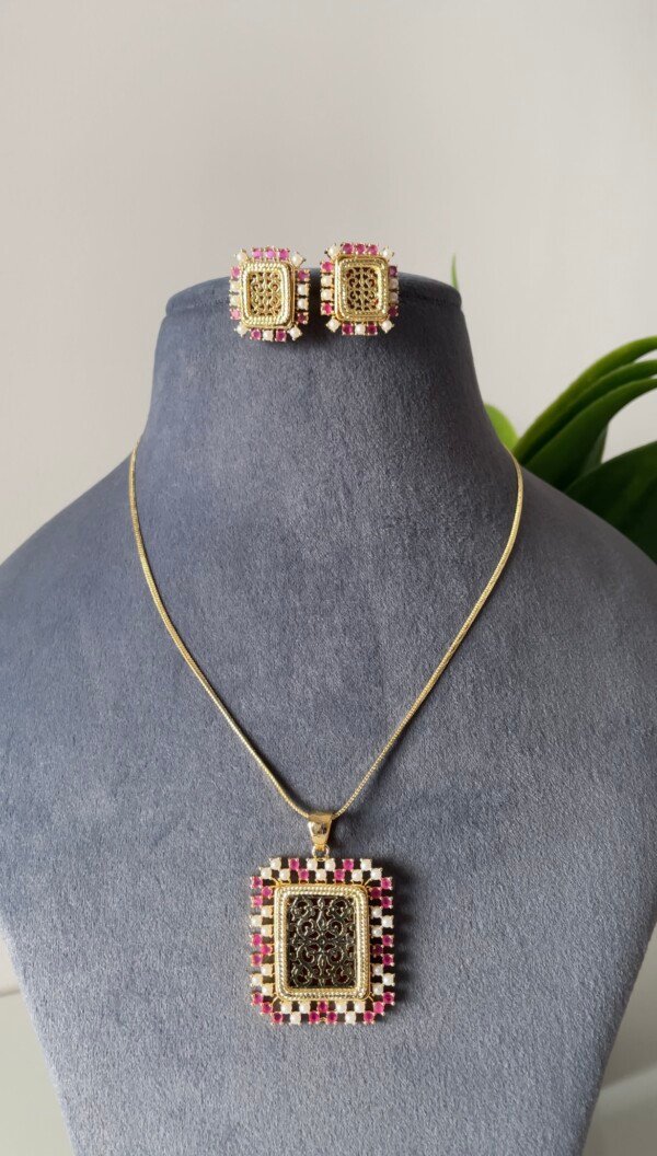 Reeva Thewa Pendant Set