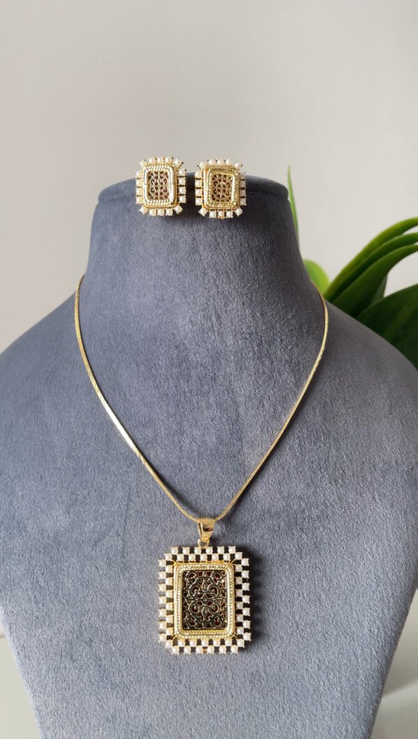 Reeva Thewa Pendant Set