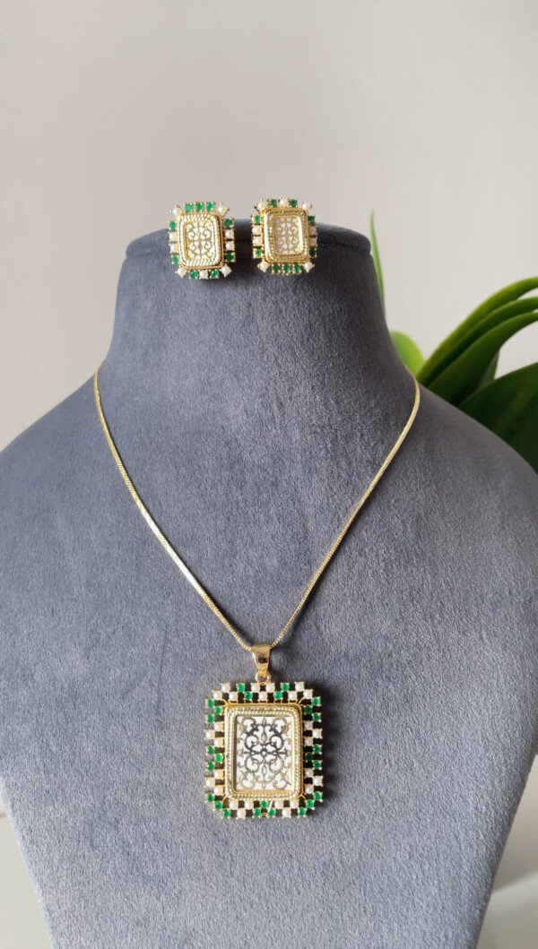 Reeva Thewa Pendant Set
